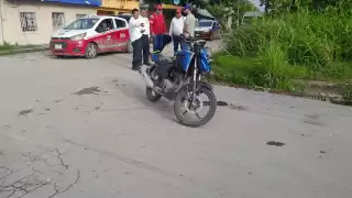 José Alexis Chan Vera, de 20 años, resultó lesionado tras chocar su motocicleta Italika contra una camioneta Toyota Hiace.