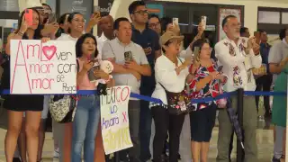 Yucatecos llenan de cariño a AMLO a su llegada a la estación Teya del Tren Maya