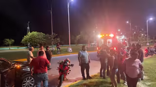 Motociclista derrapa y choca contra camellón en Playa Norte