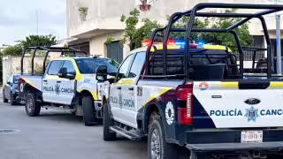 Elementos policiacos llegaron en sus unidades al lugar de los hechos.