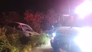 Una camioneta SUV termina dentro de la maleza en el km 30 del tramo carretero entre Baca y Motul