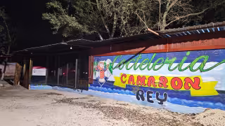 Agentes de la Fiscalía colocaron sellos de aseguramiento en la coctelería Camarón Rey.