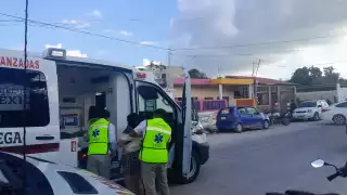 Perro provoca que motocicleta derrape