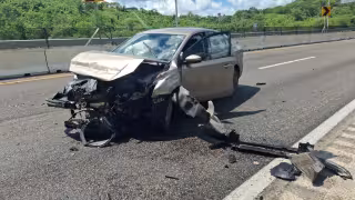 Conductor sale con golpes leves tras fuerte accidente en puente de Tenabo