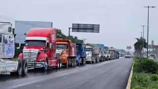 Transportistas de Quintana Roo se sumaron a una protesta de alcance nacional en las inmediaciones de Cancún.