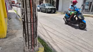 Ciudadanos alertan sobre el deterioro de un poste de la CFE en el Centro de Champotón.