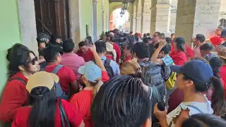 Maestros intentaron ingresar al Palacio de Gobierno en Mérida