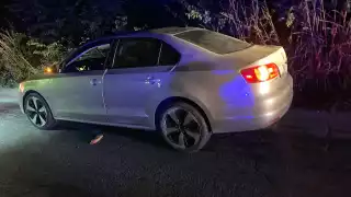 Elementos de la SPSC detuvieron en Escárcega a dos hombres de la Ciudad de México y recuperaron un Volkswagen Jetta robado con violencia