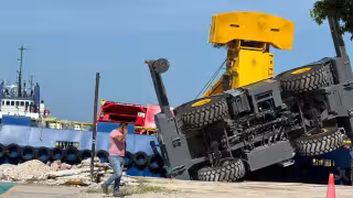 Grúa gigante vuelca sobre embarcación en el Puerto de Carmen; hay dos obreros heridos