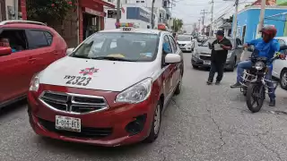 Taxi y automóvil particular colisionan en pleno centro de Ciudad del Carmen, afectando el tráfico