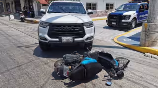 Motociclista es arrollada y lesionada por una camioneta en Ciudad del Carmen