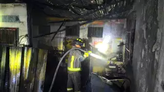 Elementos del Heroico Cuerpo de Bomberos lograron sofocar las llamas.