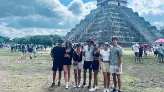 Charles Leclerc (de sombrero) estuvo junto a su familia en Chichén Itzá