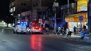 Elementos de seguridad se mantenían a las afueras del bar cateado.
