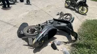 Estudiante en moto provoca choque en Escárcega y deja a mujer lesionada