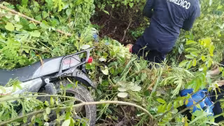 Joven motociclista muere tras ser proyectado entre la maleza en Tixpéual
