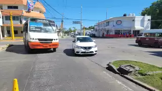 Colisión entre vehículo particular y camión urbano bloquea avenida en Carmen