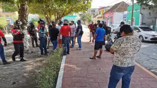 Varios motomondaditos de diferentes agrupaciones encararon a una pareja de jóvenes