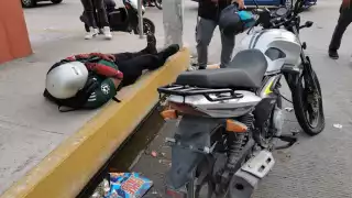 El motociclista quedó tendido sobre el pavimento y fue auxiliado por paramédicos.