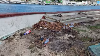 Ciudadanos denuncian basura y malos olores en el quiosco del malecón de Champotón.