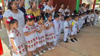 Niños de educación indígena inician clases con apoyo de supervisores y padres de familia