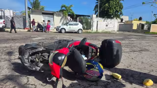 Automóvil cierra el paso y provoca accidente en Guadalupe Victoria