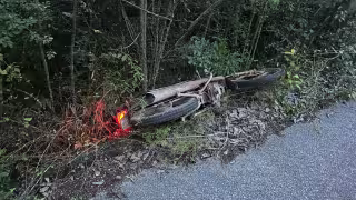 La motocicleta quedó sobre la maleza a lado de la cinta asfáltica.