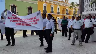 Policías de Campeche en paro se manifiestan en el Palacio de Gobierno 