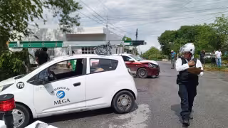 Vehículo de empresa de cable colisiona contra taxi en Champotón.