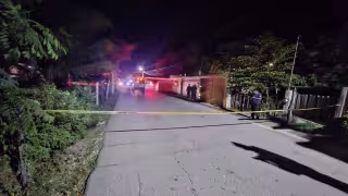 Autoridades estatales y federales acordonaron la colonia Banco de Piedra, en Sabancuy, donde un hombre de 47 años perdió la vida tras ser atacado con arma de fuego.