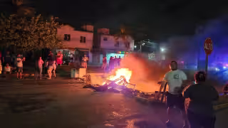 Los vecinos bloquearon la avenida 20 de noviembre.