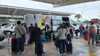 Turistas abarrotan las rentadoras de autos en el aeropuerto de Mérida
