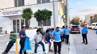 Taxis blancos acuden a la ARTEC para exigir solución al conflicto en Calkiní