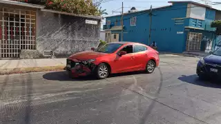 Corte de circulación provoca aparatoso choque en la colonia Morelos