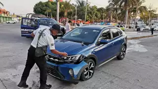 El auto se impactó contra la base de la estatua del Pescador.