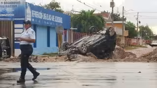 Conductor sale ileso tras aparatoso accidente en una zanja de Chetumal