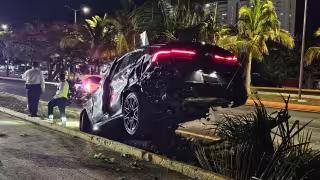 La camioneta terminó sobre el camellón y totalmente destrozada.