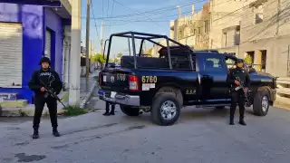 Elementos de varias corporaciones policiacas cercaron la zona de la calle 39 entre 94 y 96 para catear un inmueble en horas de la madrugada.