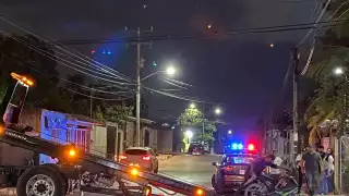 Una mujer motociclista impactó en contra de dos autos