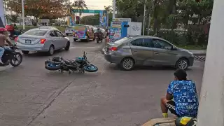 Motociclista caído en la Plutarco Elías Calles