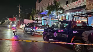 Unidades y elementos policiacos llegaron a la escena del crimen.