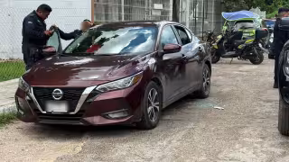 Elementos de la Policía tuvieron que romper uno de los vidrios.