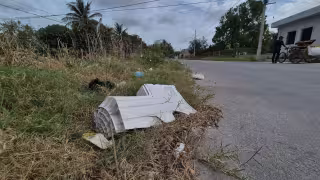 Vecinos de la colonia Las Palomas, en Champotón, denuncian acumulación constante de basura en un lote baldío.