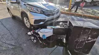 Aparatoso accidente entre motocicleta y camioneta en el fraccionamiento Héroe de Nacozari deja una persona lesionada