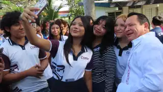 El Gobernador compartió momentos con los estudiantes