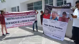 Familiares de tres hombres presuntamente secuestrados protestaron en Escárcega.