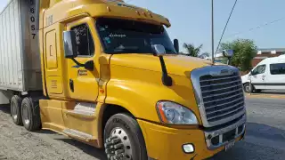 El tractocamión no pudo hacer nada para evitar la colisión con el auto.