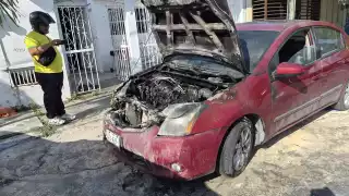 Cortocircuito habría provocado incendio de automóvil en Champotón