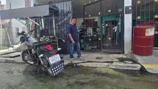 Vecinos del fraccionamiento Álamos denuncian colapso por aguas negras y fallas en alumbrado.