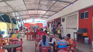 Mercado Ortegón: cubetas sustituyen al servicio de agua